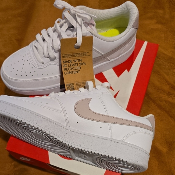 Nike White Low-Top Women's Sneakers - Picture 2 of 3